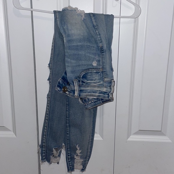 American Eagle Distressed Light Wash Skinny Jeans - Picture 2 of 6